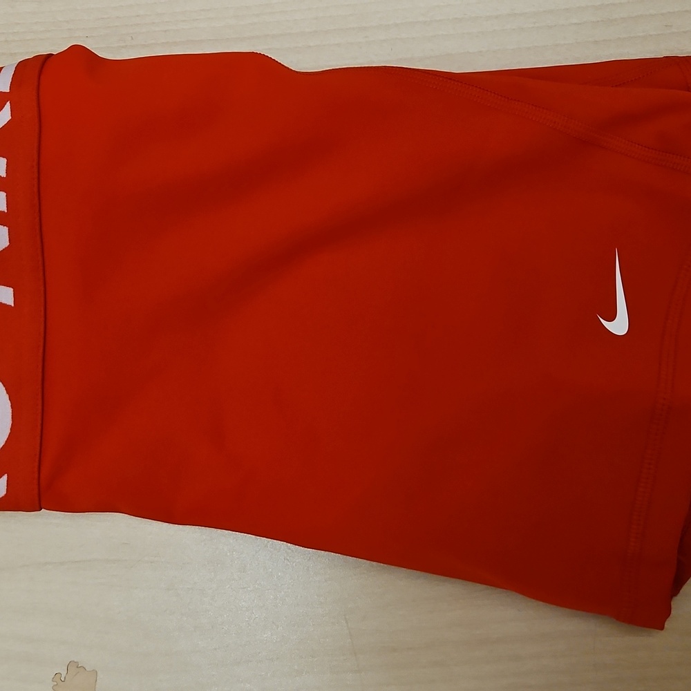 Nike Women's Red Shorts Size Meduim - Picture 7 of 7